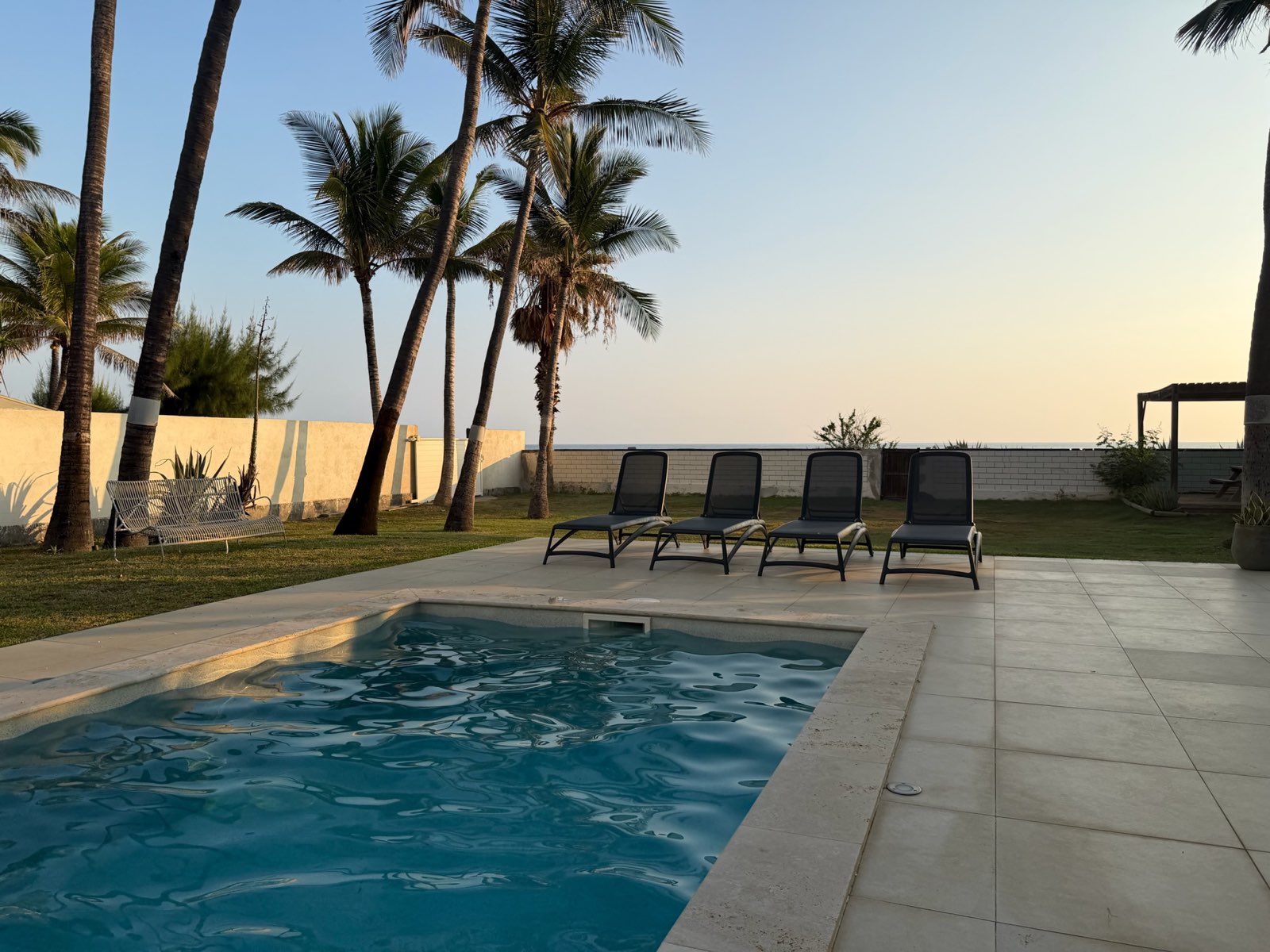 Piscine au coucher de soleil