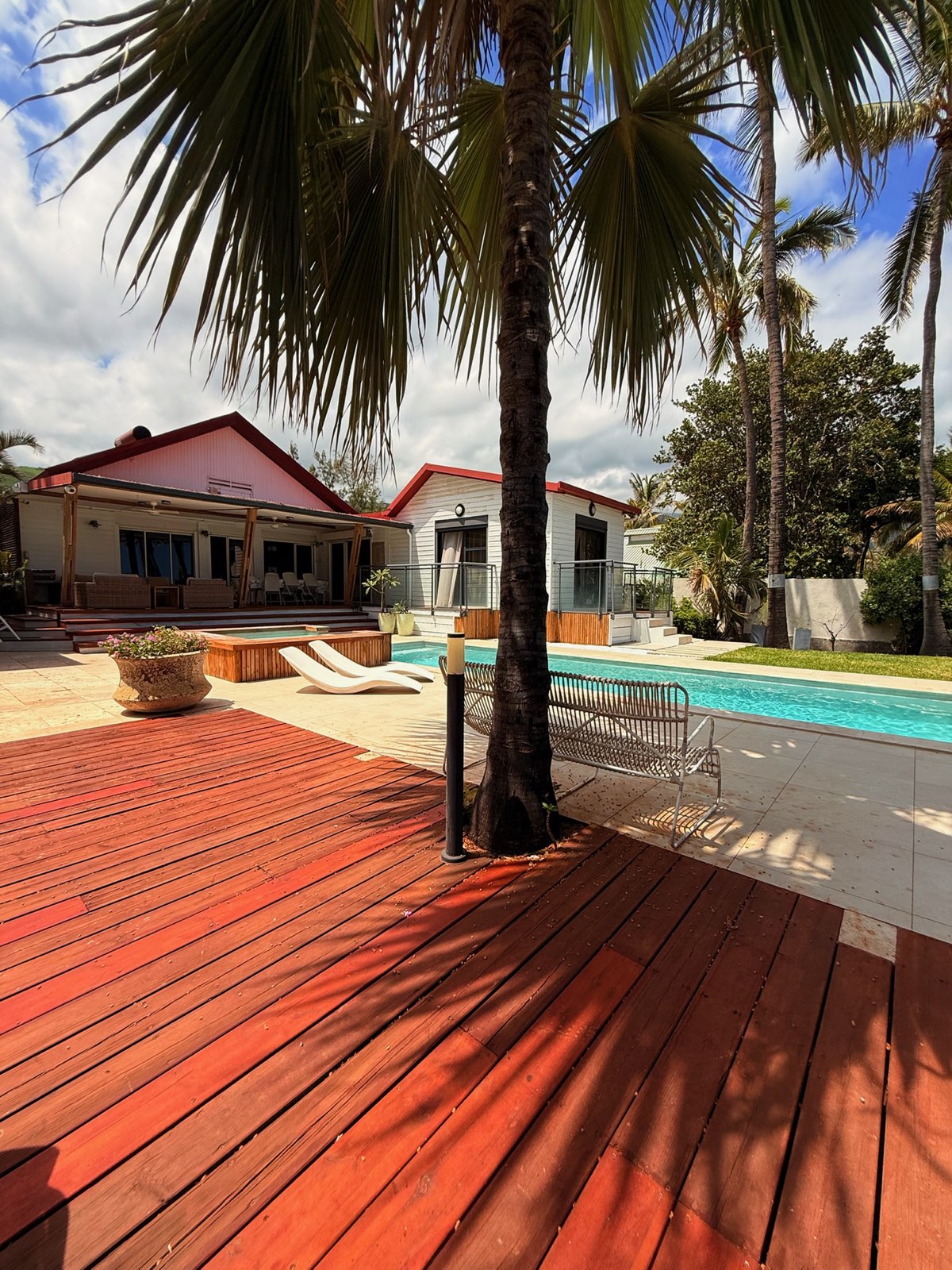 Terrasse en bois et jardin tropical