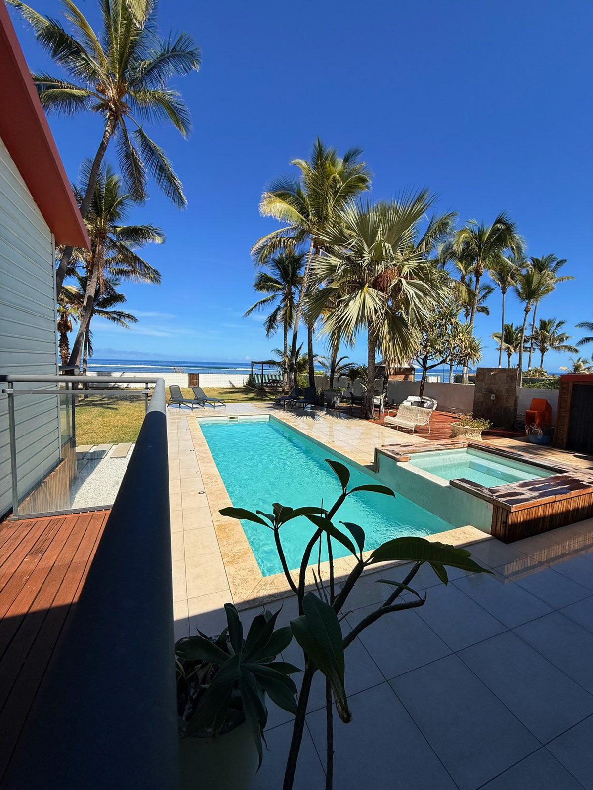 Vue depuis le balcon sur la piscine et la mer